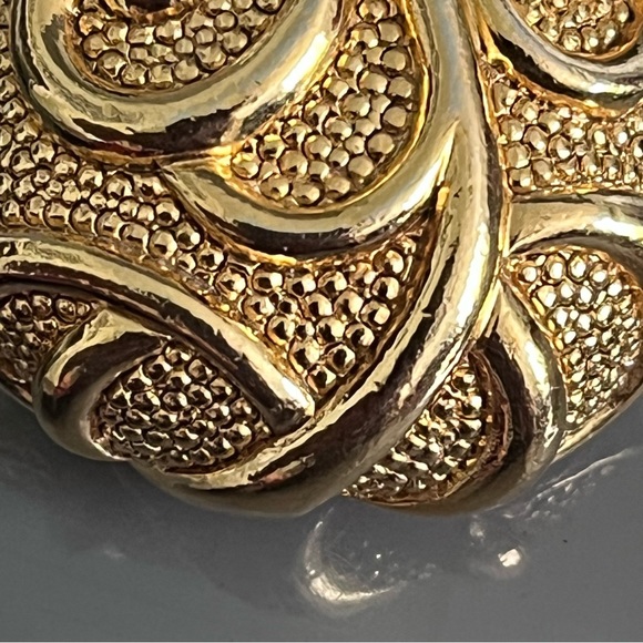 Jose Barrera for AVON Vintage Gold Tone Clip Earrings - Picture 7 of 13